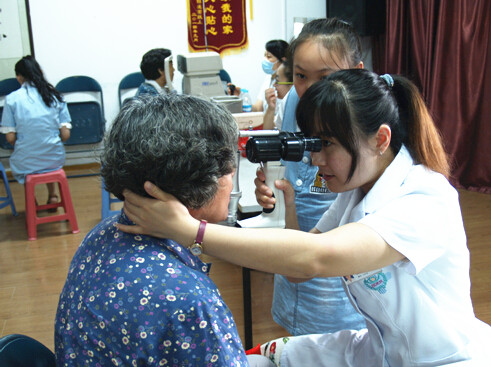 山東省眼科醫院張大夫為義診群眾進行眼部檢查